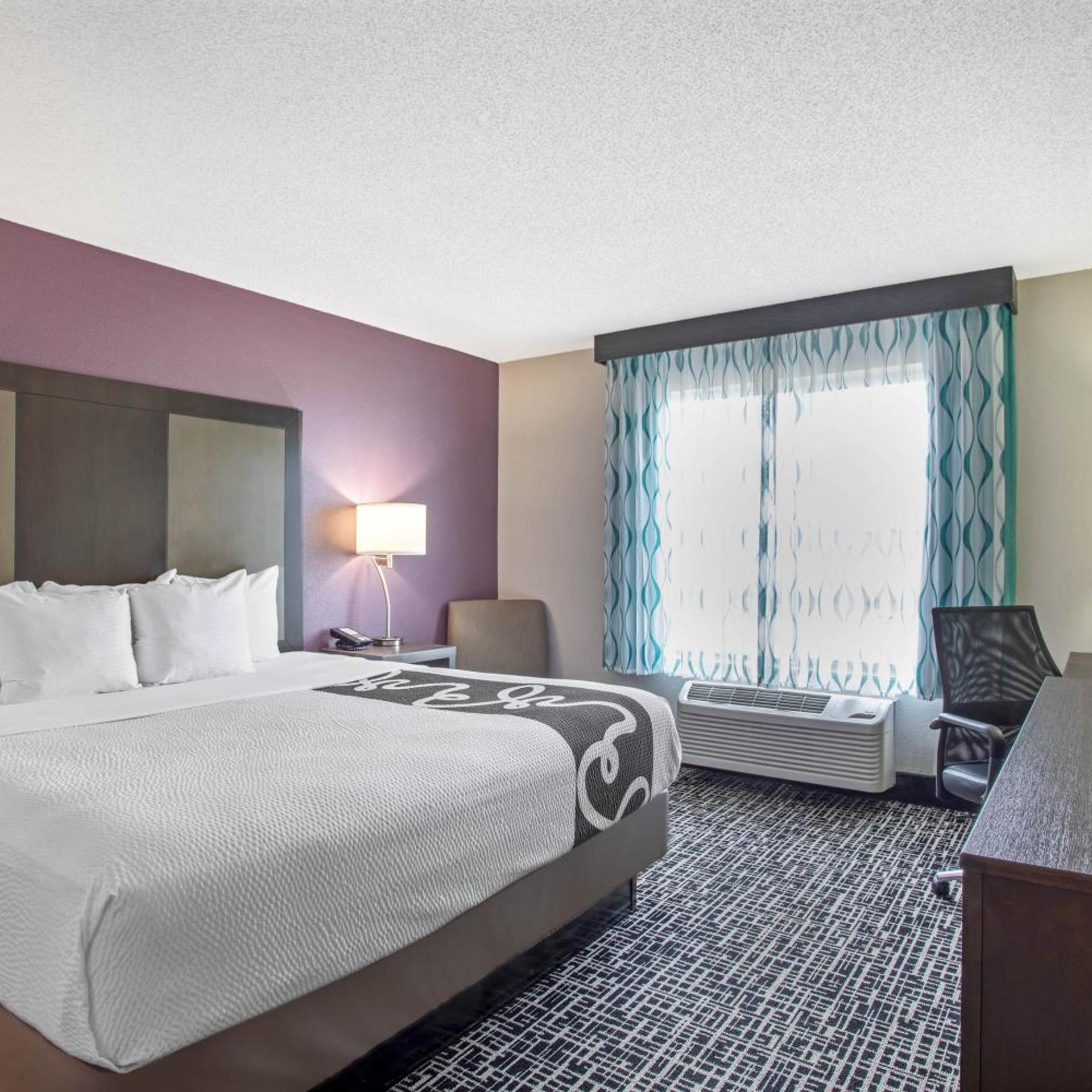 غرفة ديلوكس بسرير كينج بحوض استحمام لذوي الإعاقة، La Quinta Inn & Suites by Wyndham Hopkinsville 4/10