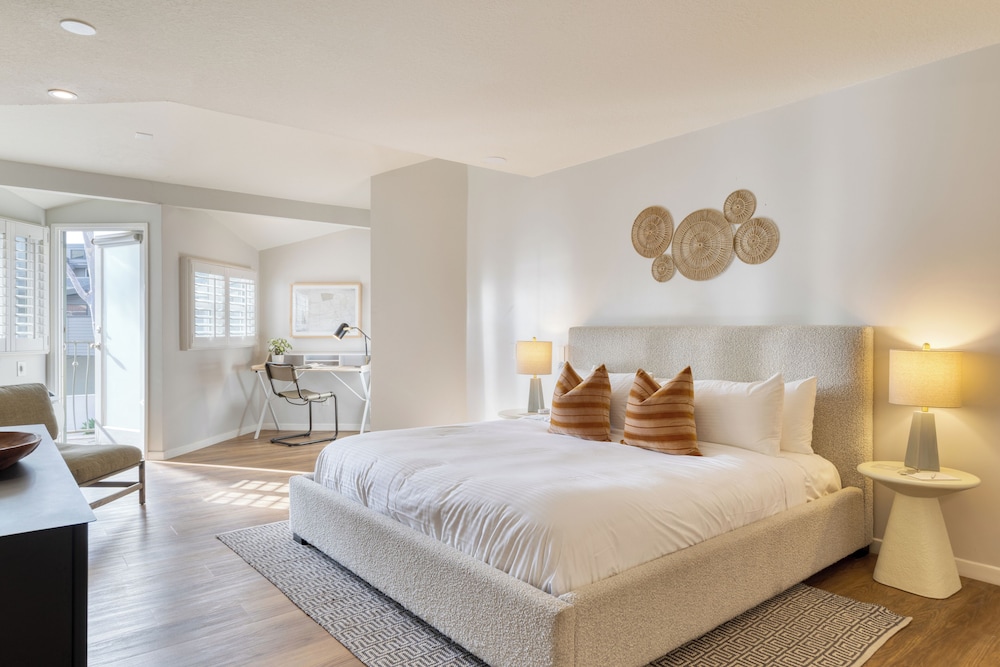 Coastal, King Bed, Partial Ocean View, Balcony