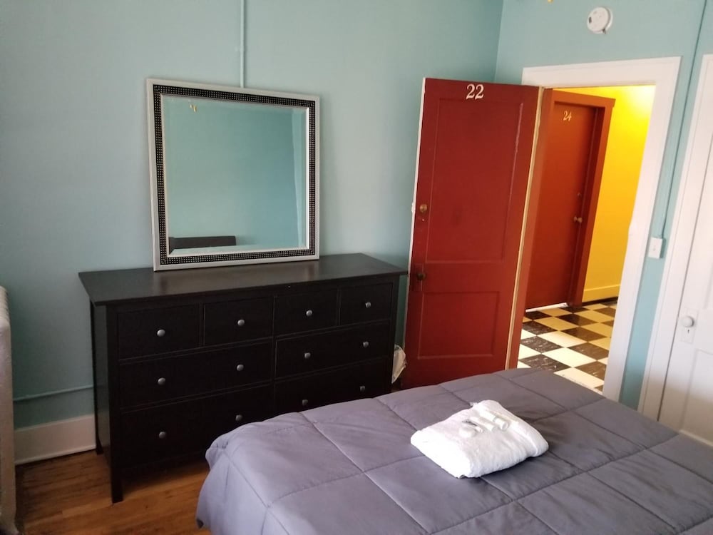 Hamtramck Hostel 13/33