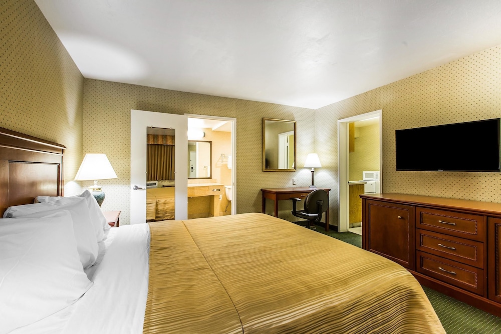 Quality Inn Near China Lake Naval Station 18/42