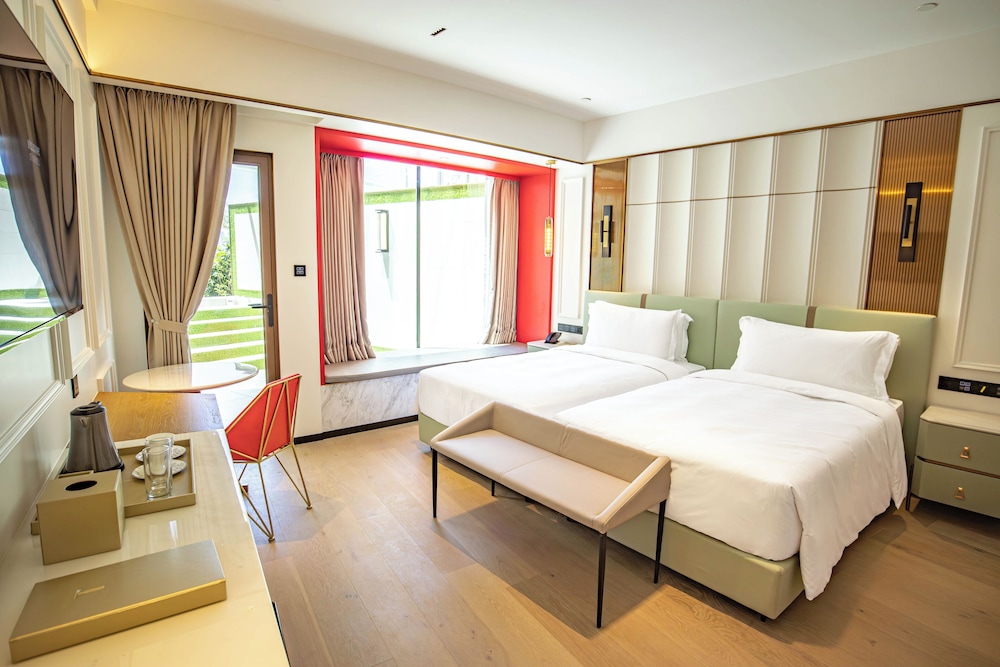 Island, Platinum, Garden, Twin Beds