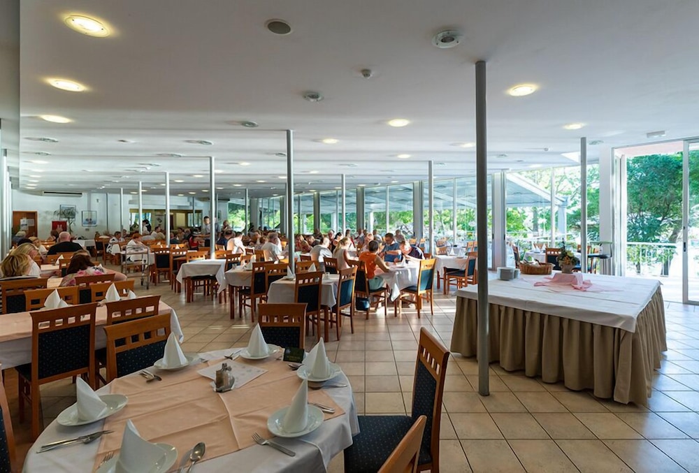 BRZET HOTEL OMIS 23/50