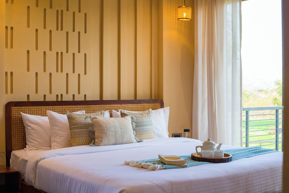 ELIVAAS Cows and Cuddles 4 BHK with Pvt Pool and Garden 32/68