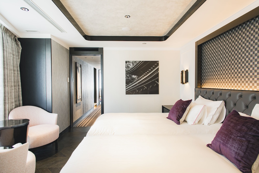 PRESTIGE, SUITE, LOUNGE ACCESS