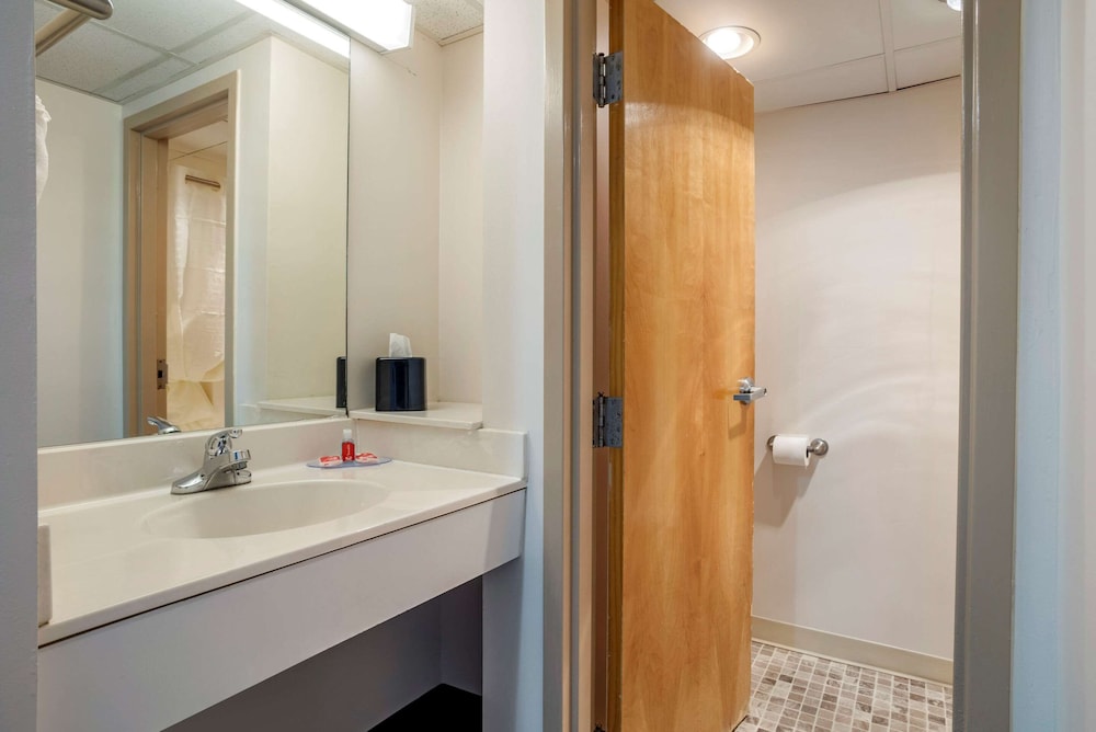 Econo Lodge Inn and Suites Resort Rehoboth Beach 18/42