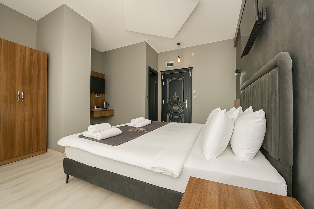 2 BEDROOMS, CONNECTING, SUITE