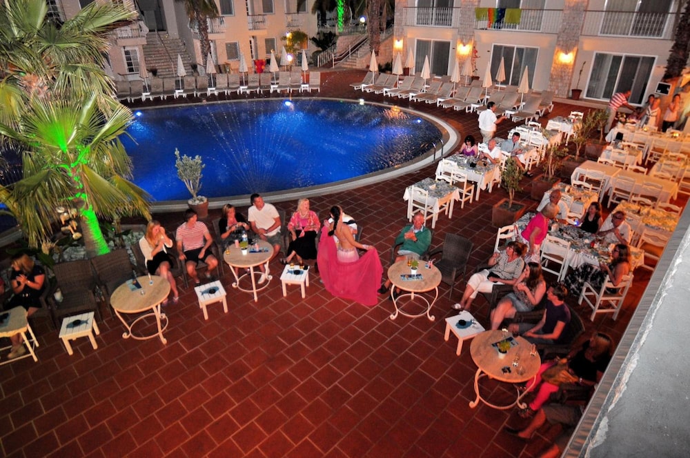 The Blue Lagoon Deluxe Hotel 19/28