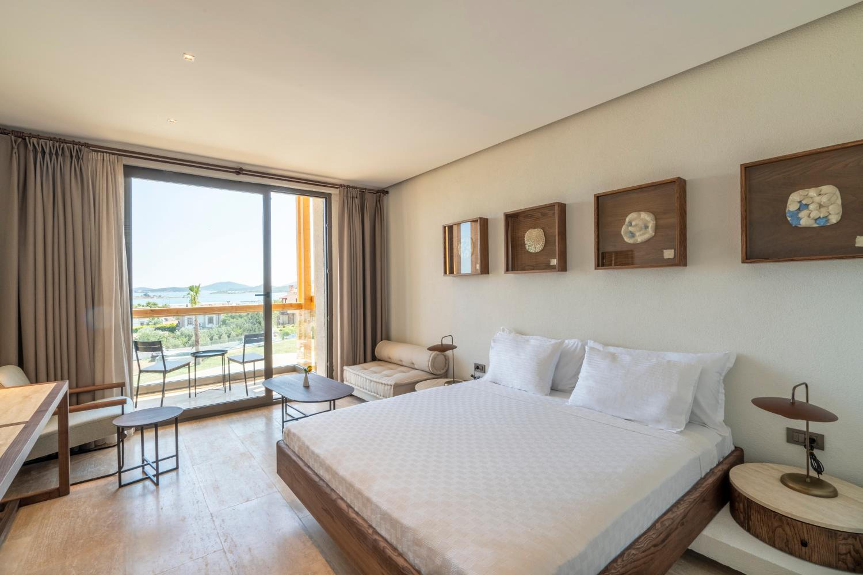 Deluxe, Double Bed, Side Sea View