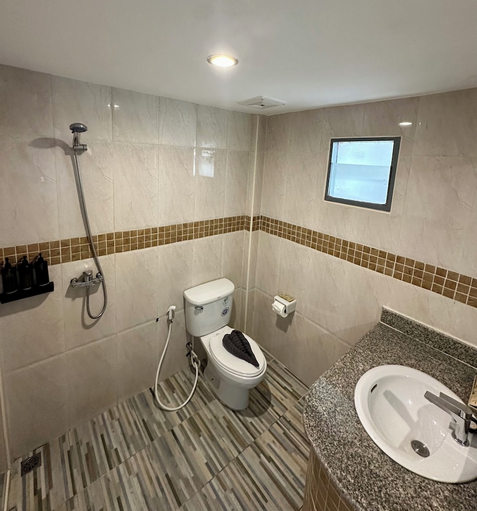 Sea Hills Resort 32/34