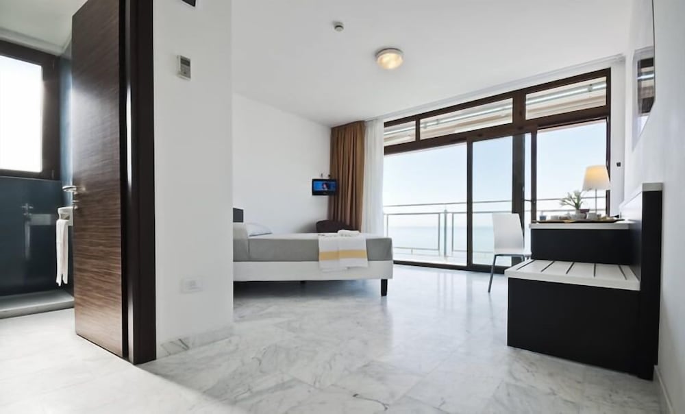 Hotel Rondine 24/38