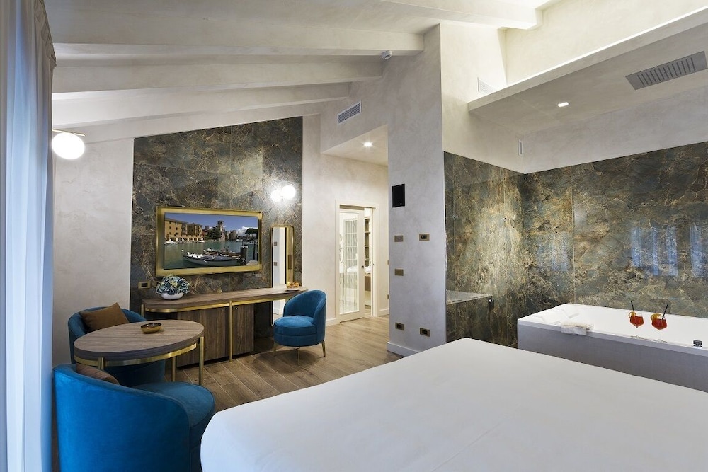 Vip's Motel Luxury Accommodation & Spa 12/72