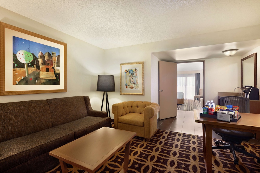The Signature Suites 25/67
