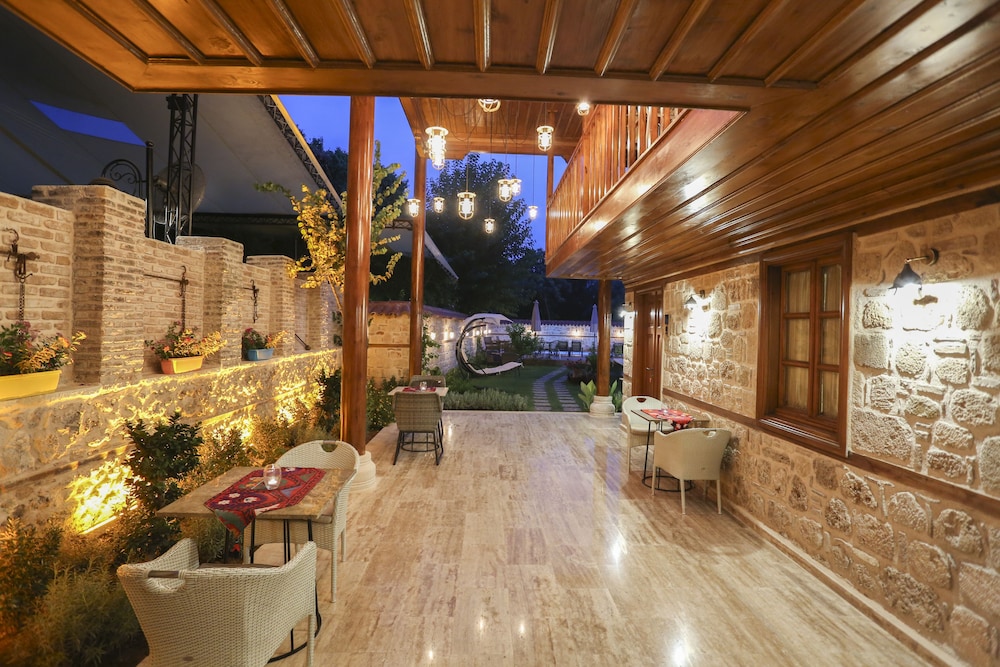 Char Me Boutique Hotel 65/77