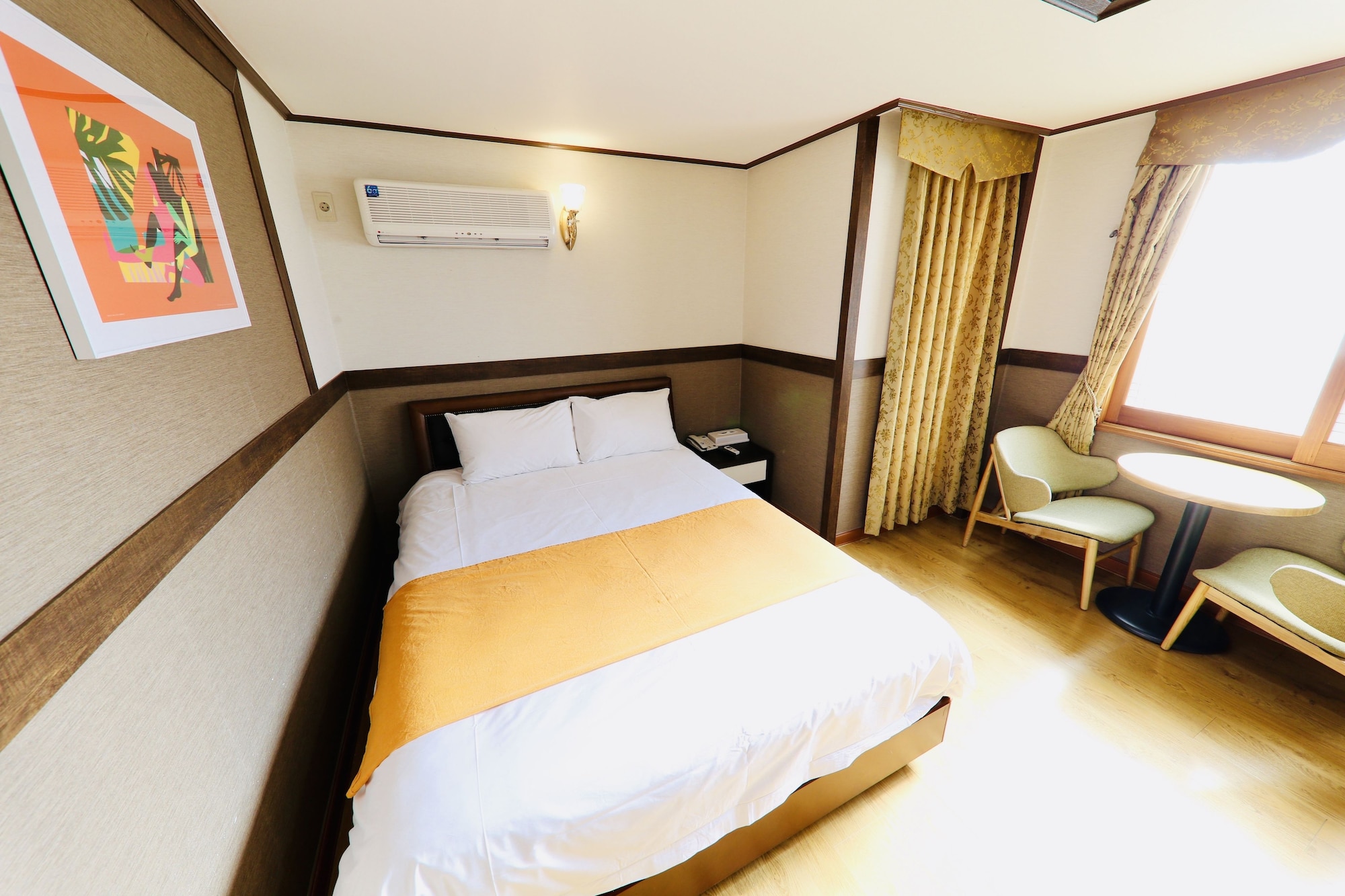 STANDARD, DOUBLE BED, CITY VIEW