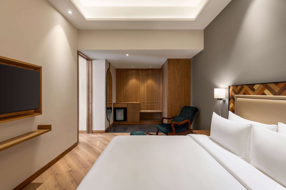 JUNIOR SUITE, KING BED, LIVING AREA, BALCONY