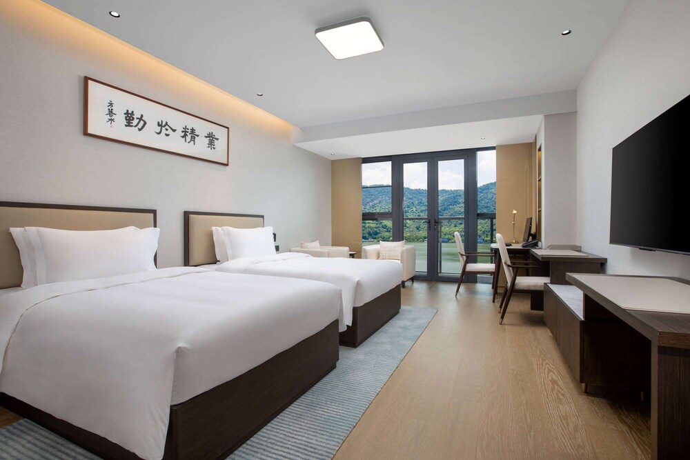 BUSINESS, KING BED, LAKE VIEW