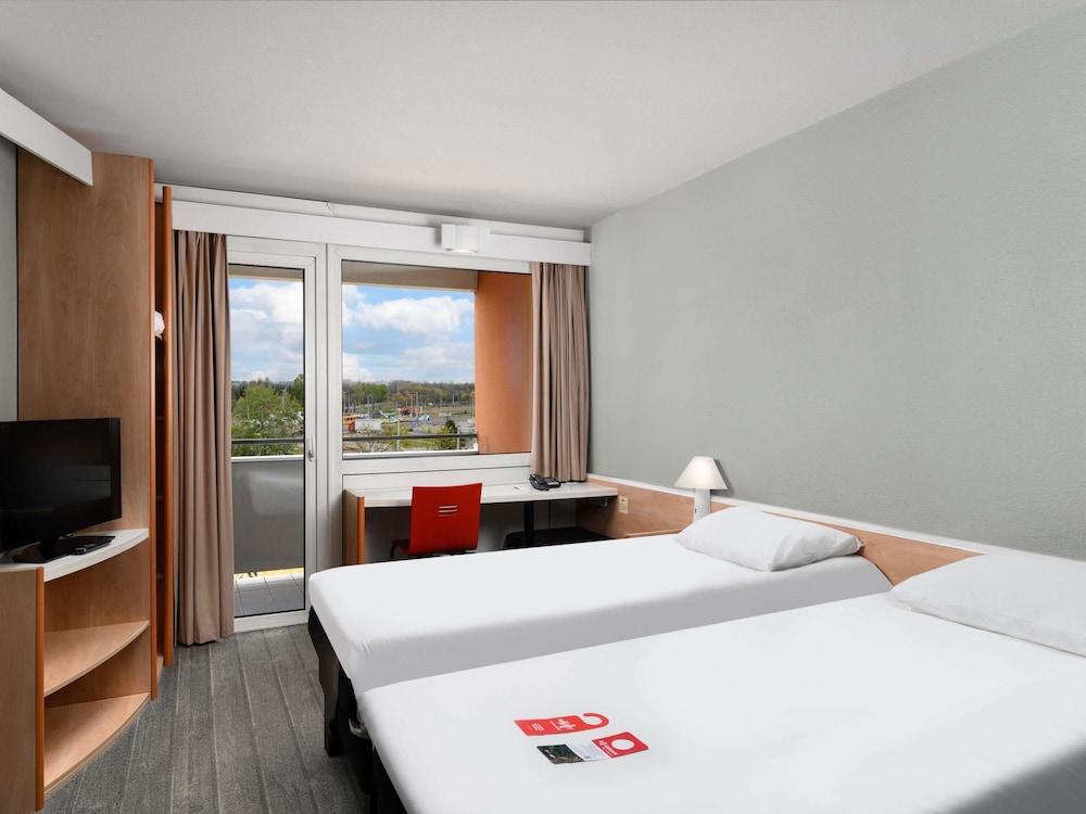 ROOM, TWIN BEDS