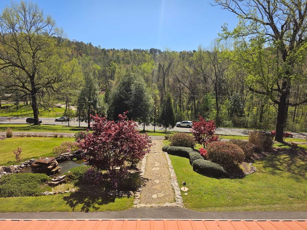 Hilltop Manor Bed and Breakfast 39/49