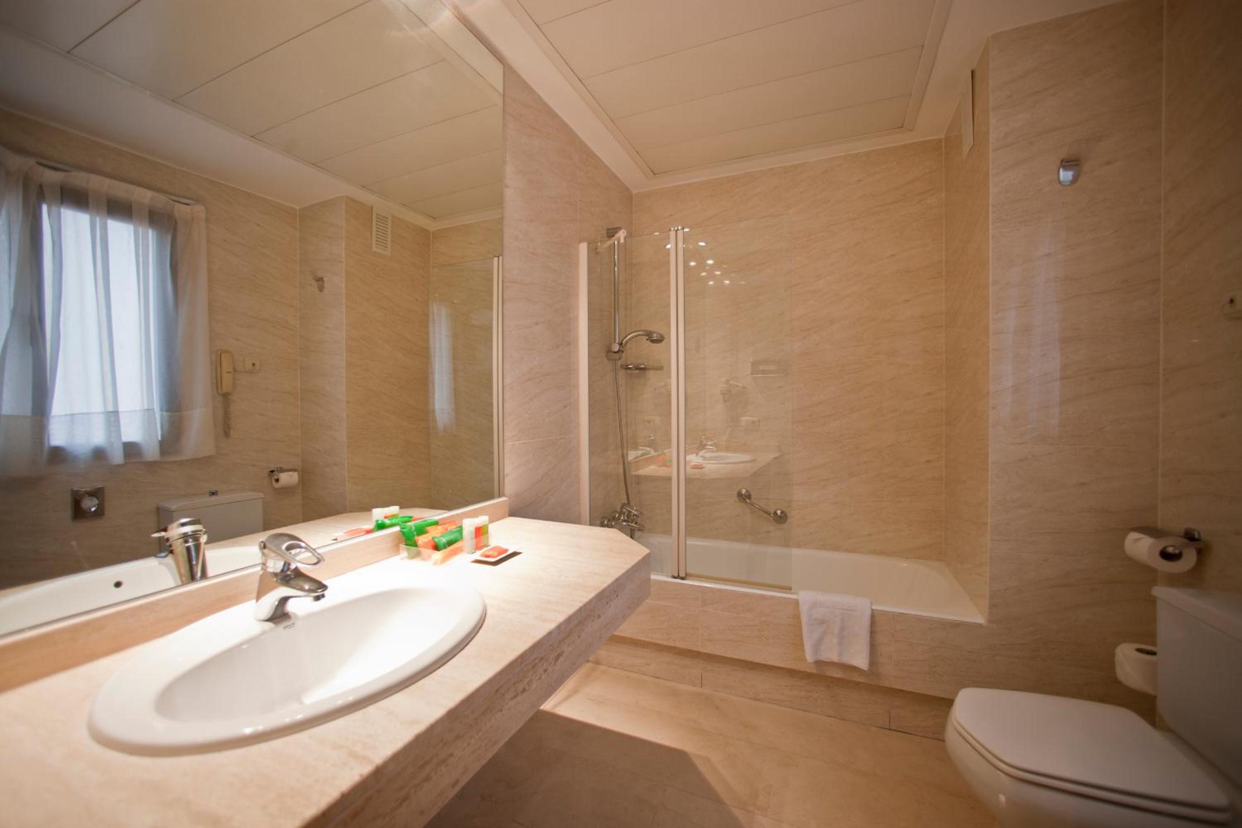 Superior, Double Bed, Hotel Inglaterra 4/9