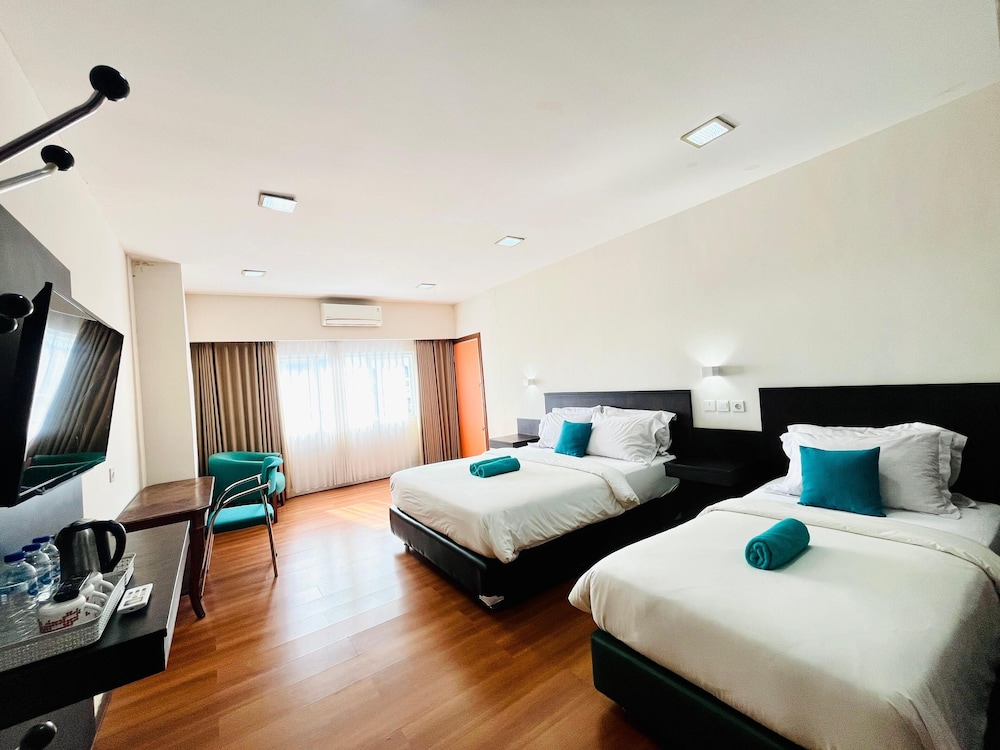 Capital O 769 City Hotel 8/24