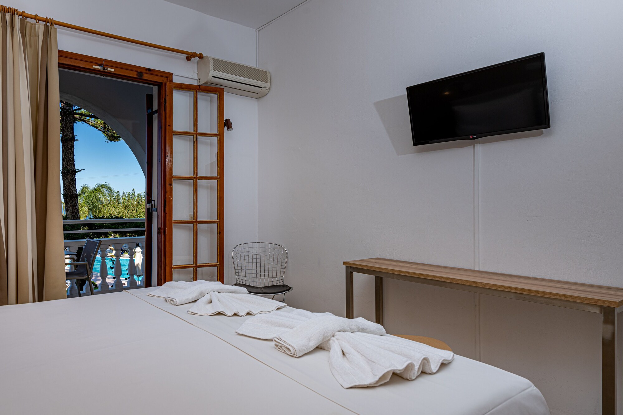 STUDIO, DOUBLE BED, POOL AND SEA VIEW