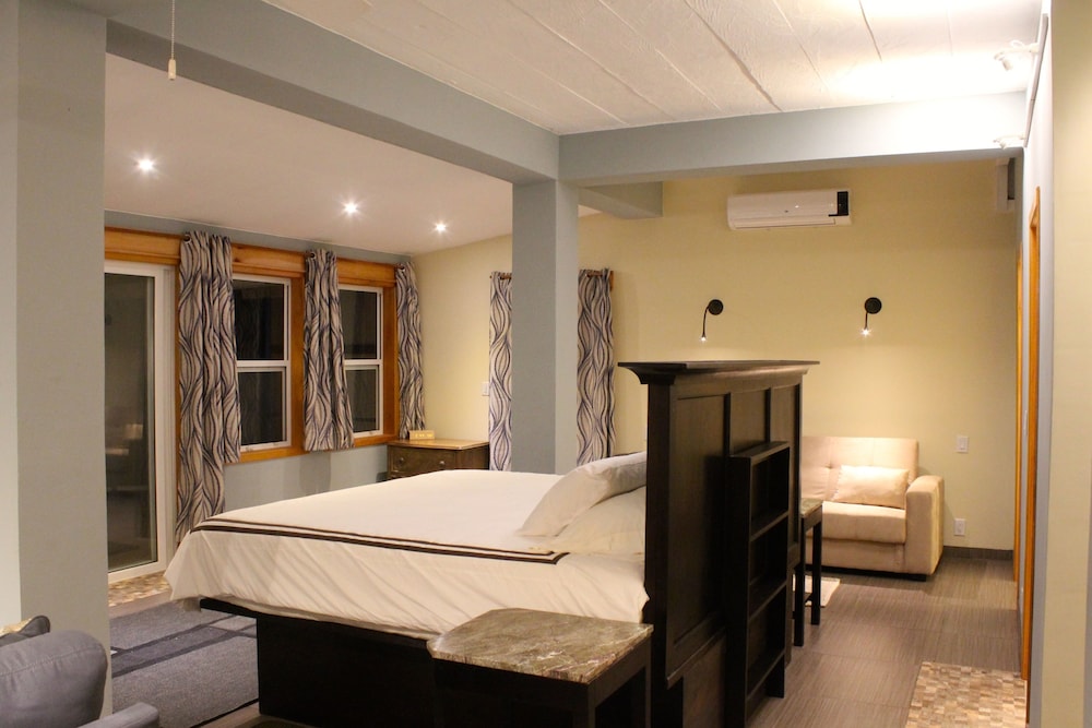 Maya Beach Hotel 24/82