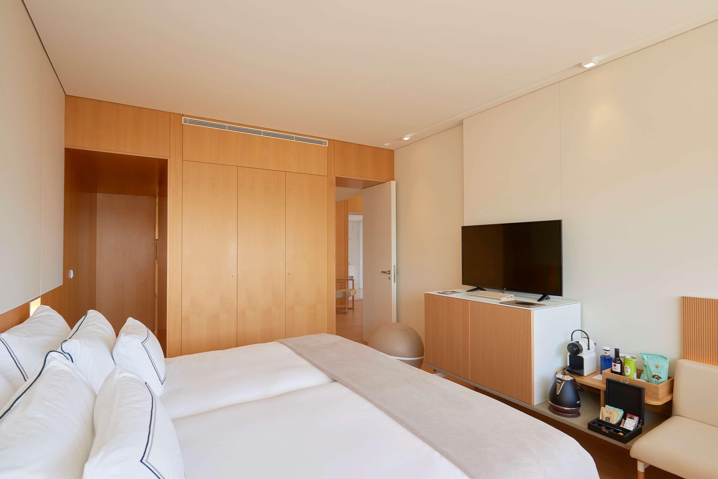 2 Bedrooms, the Level, Suite