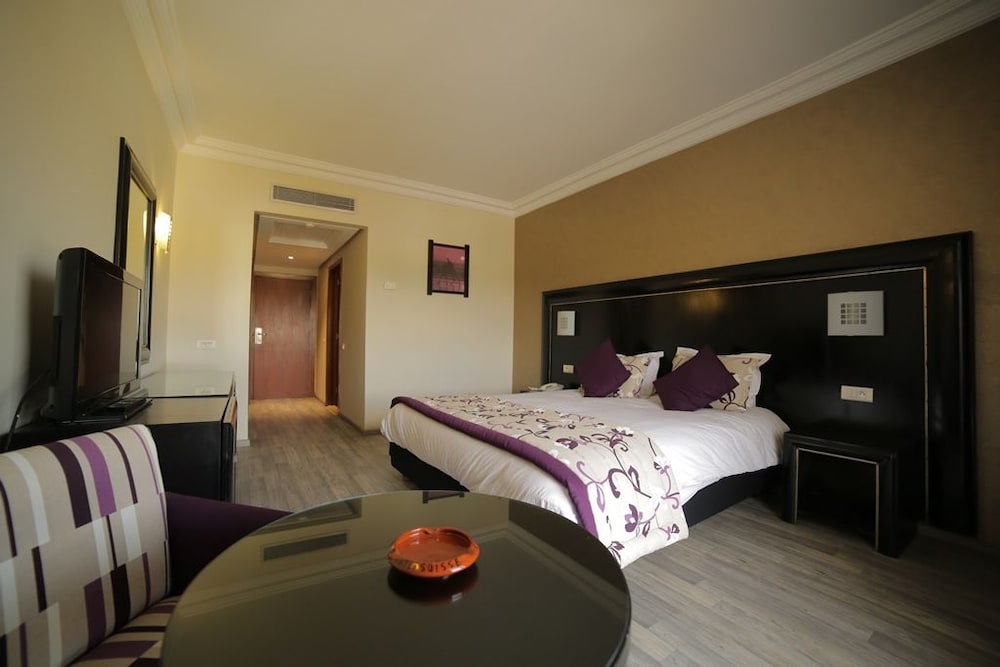 ROOM, SINGLE