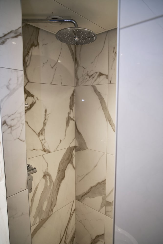 NASH AIRPORT HOTEL 16/33