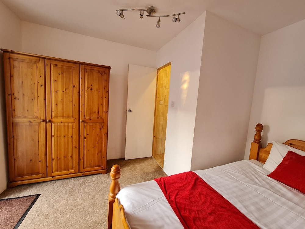 Pymgate Lodge Airport 12/42