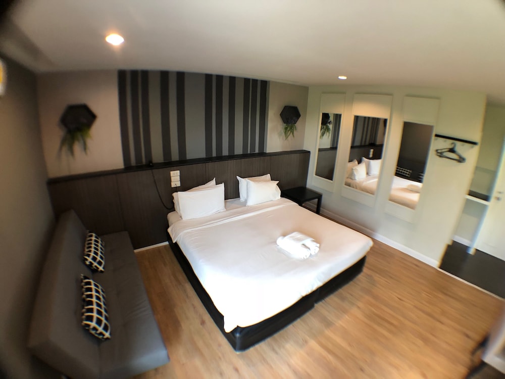 Paragon Inn 13/63