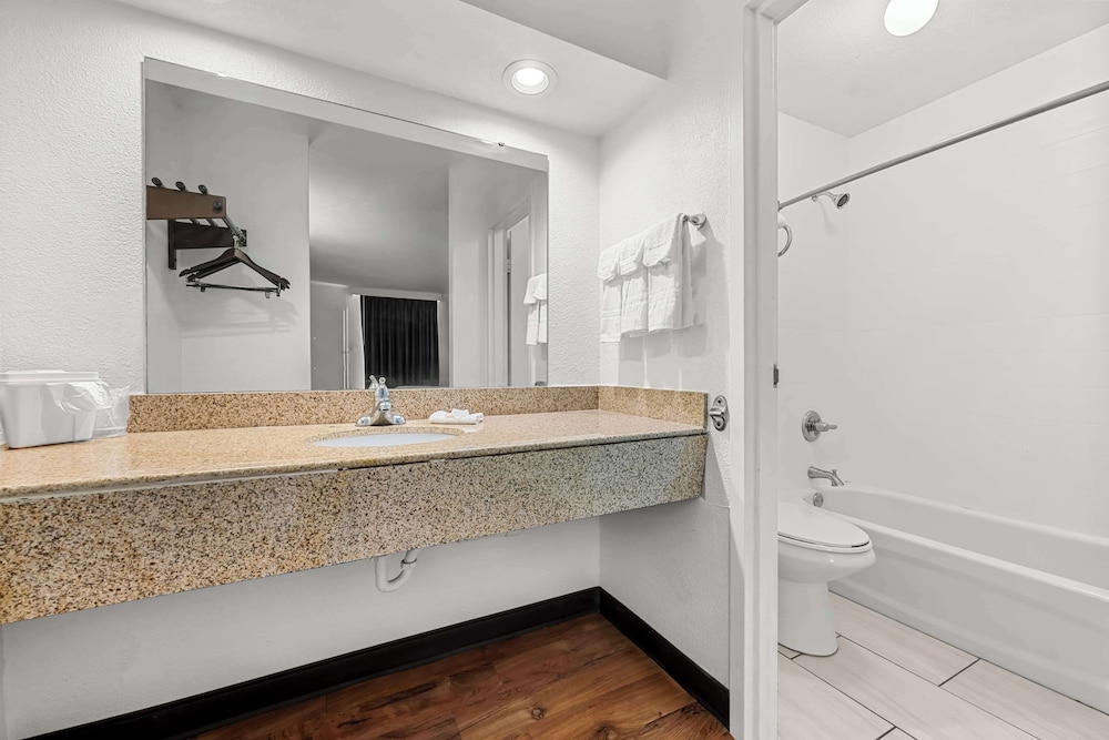 غرفة بسريرين كوين، Americas Best Value Inn Hamilton 2/2