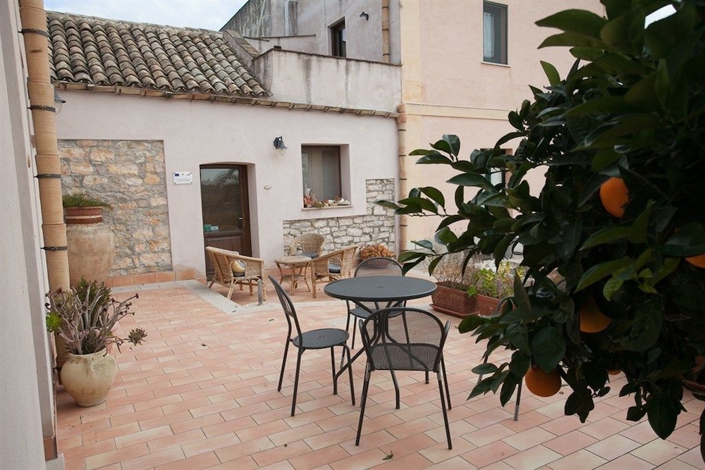 Agriturismo Baglio Donna Santa 40/48