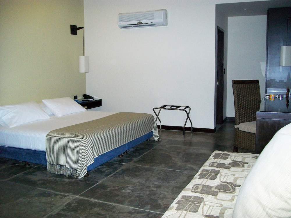 Hotel Santorini Express y Cabanas 34/81