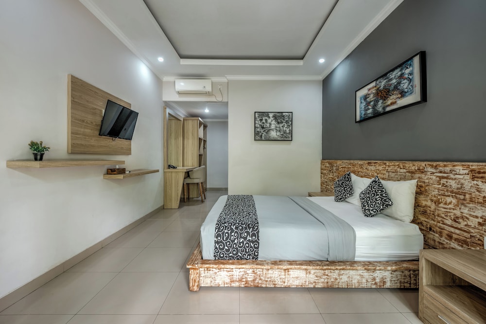 Standard, Queen Bed, D'Sarian Seminyak 2/10