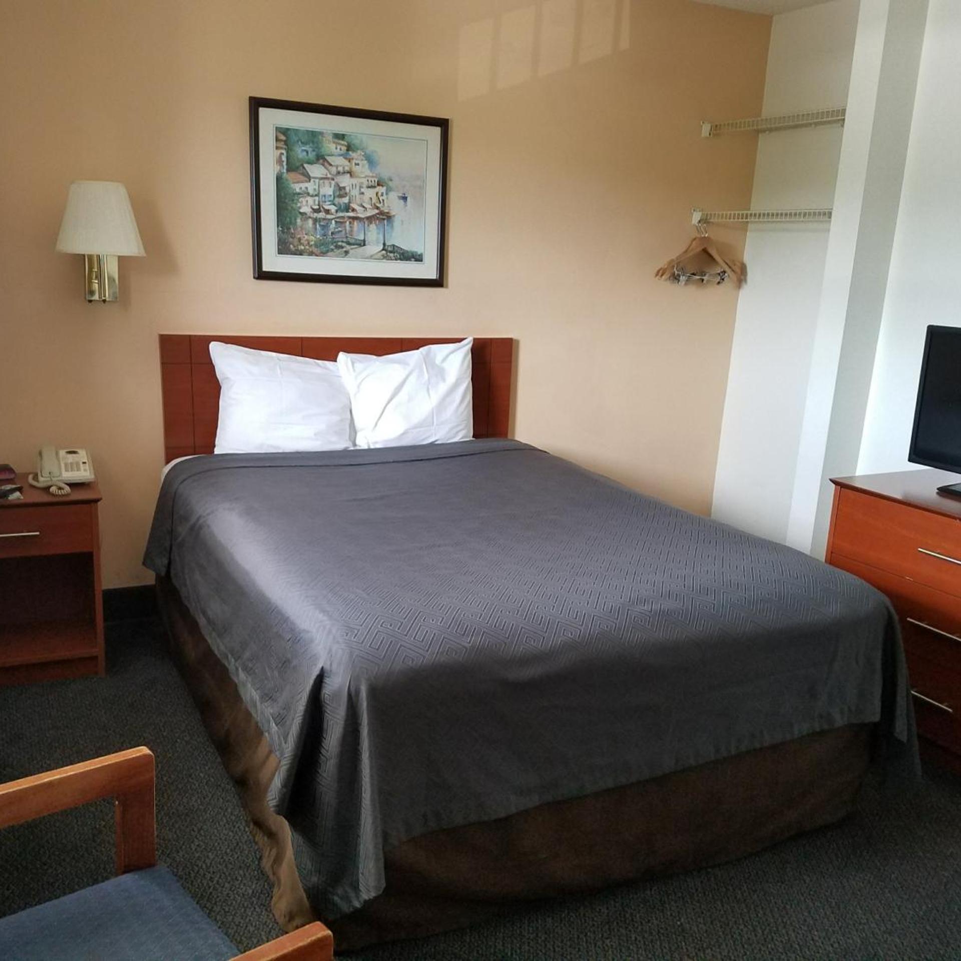 DELUXE, QUEEN BED, SMOKING
