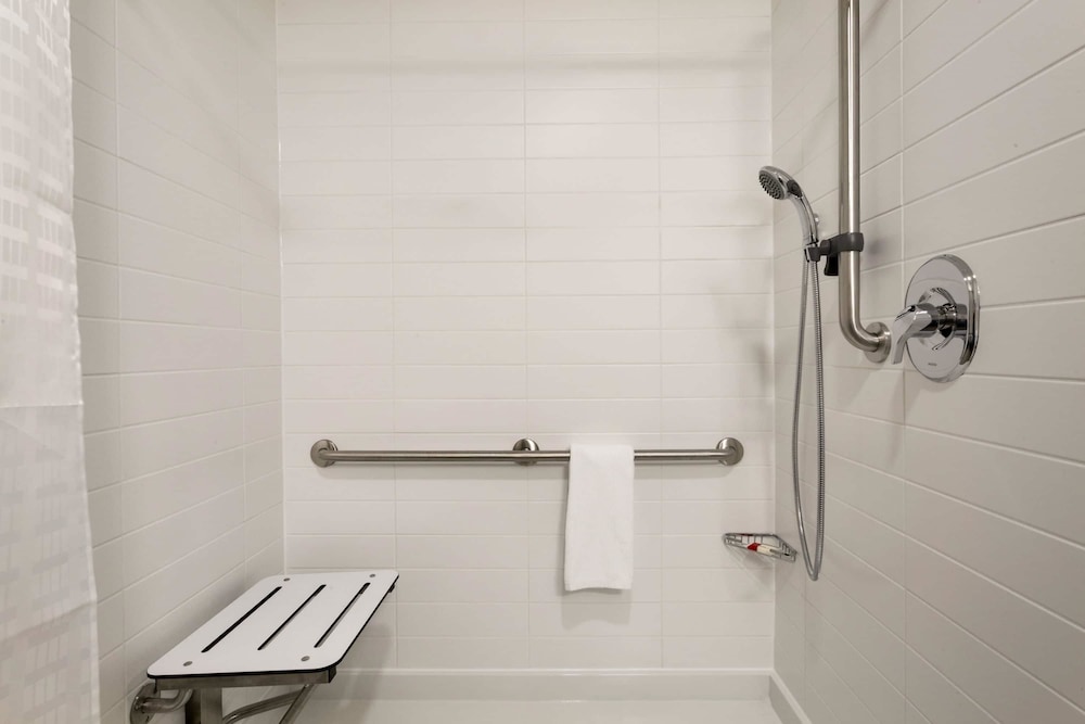 Microtel Inn & Suites by Wyndham Oyster Bay 13/56