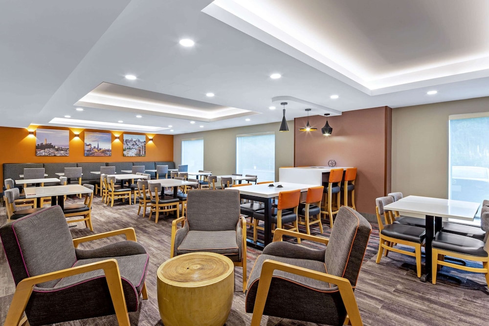 La Quinta Inn & Suites by Wyndham San Francisco Airport N 14/23
