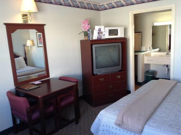 Knights Inn Peru 22/25