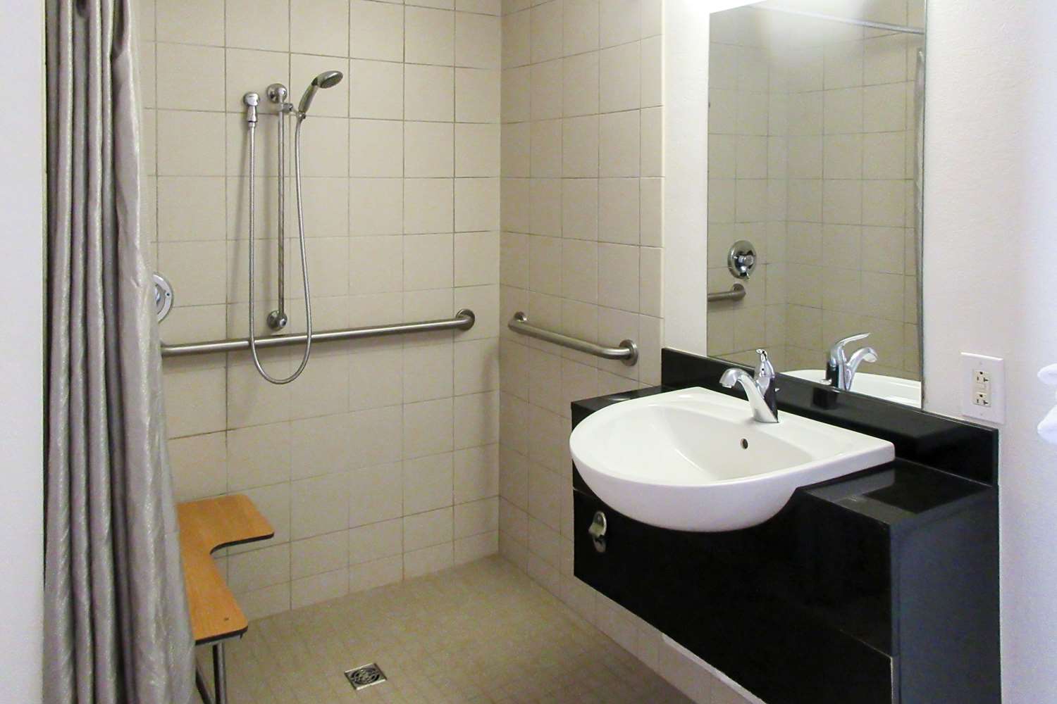 Room, 2 Double Beds, Accessible, Rodeway Inn Altoona Orchard Plaza 3/3