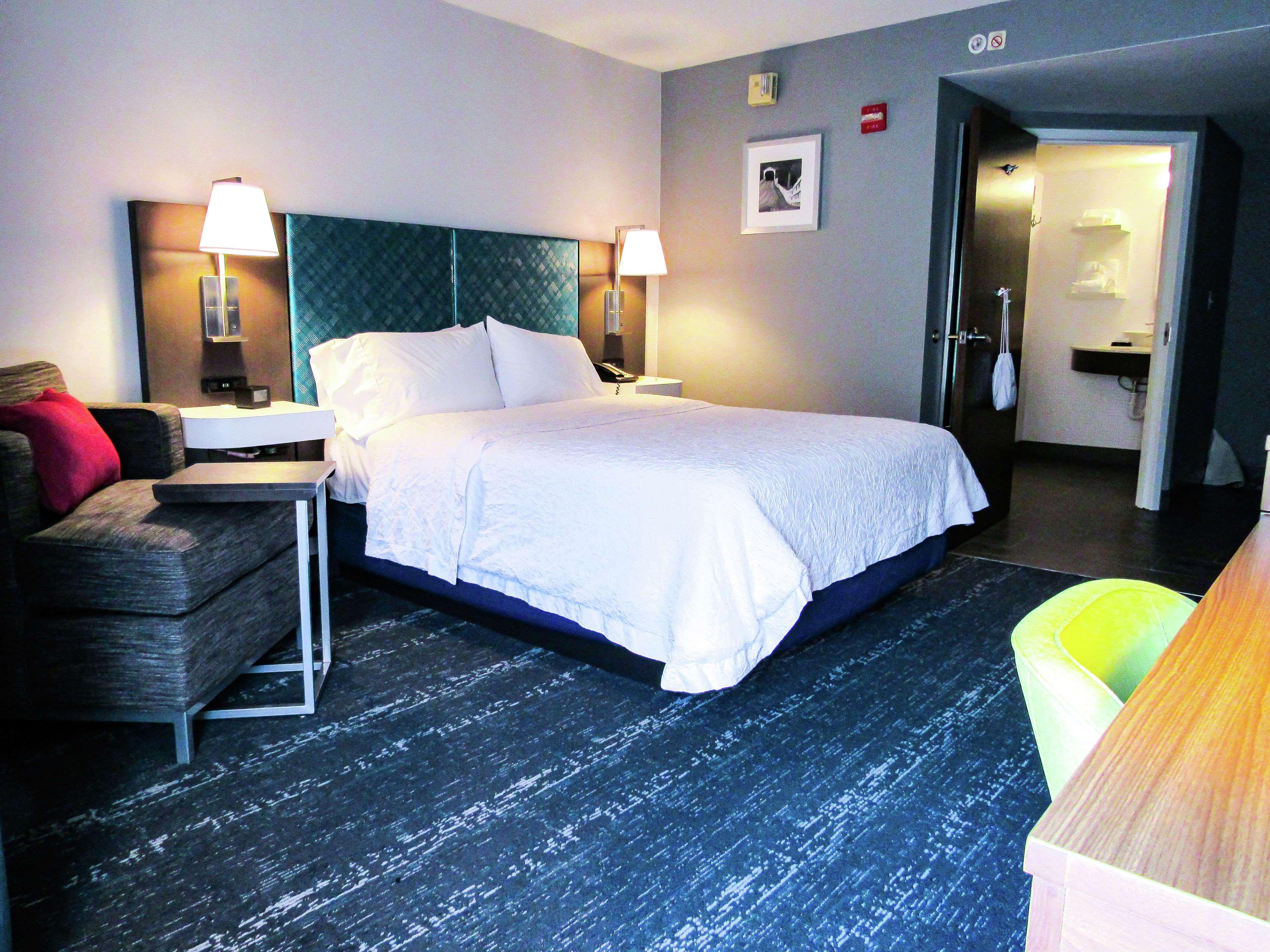 غرفة بسرير كوين، Hampton Inn Suites Newtown 2/4