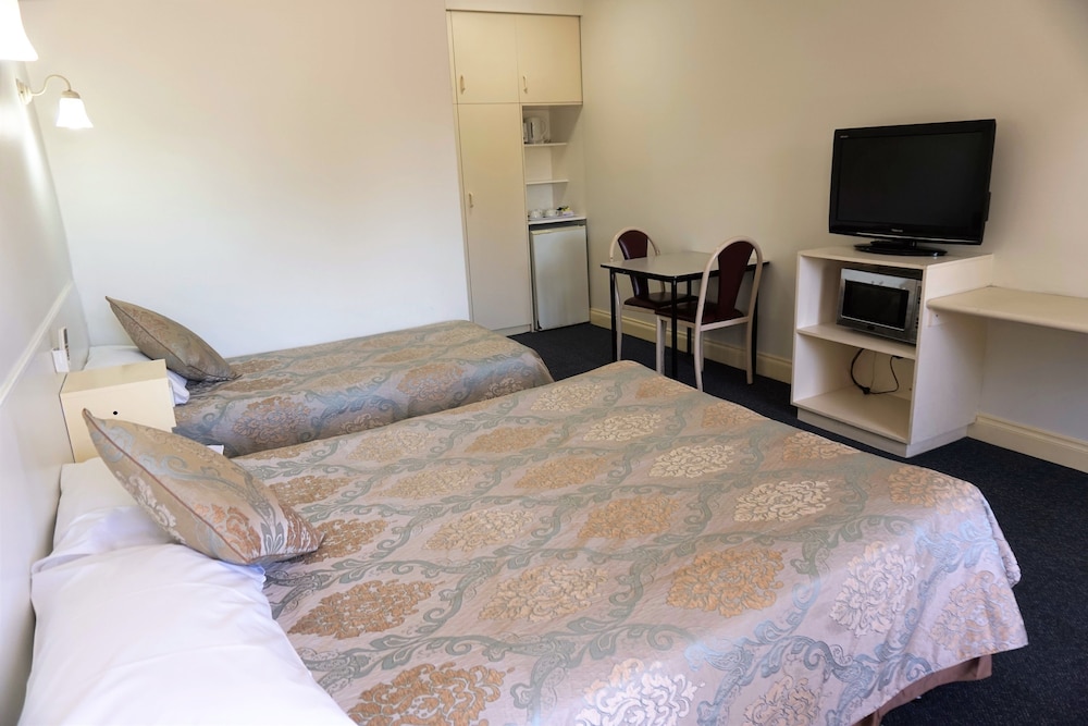 JACKSONS MOTOR INN 27/74
