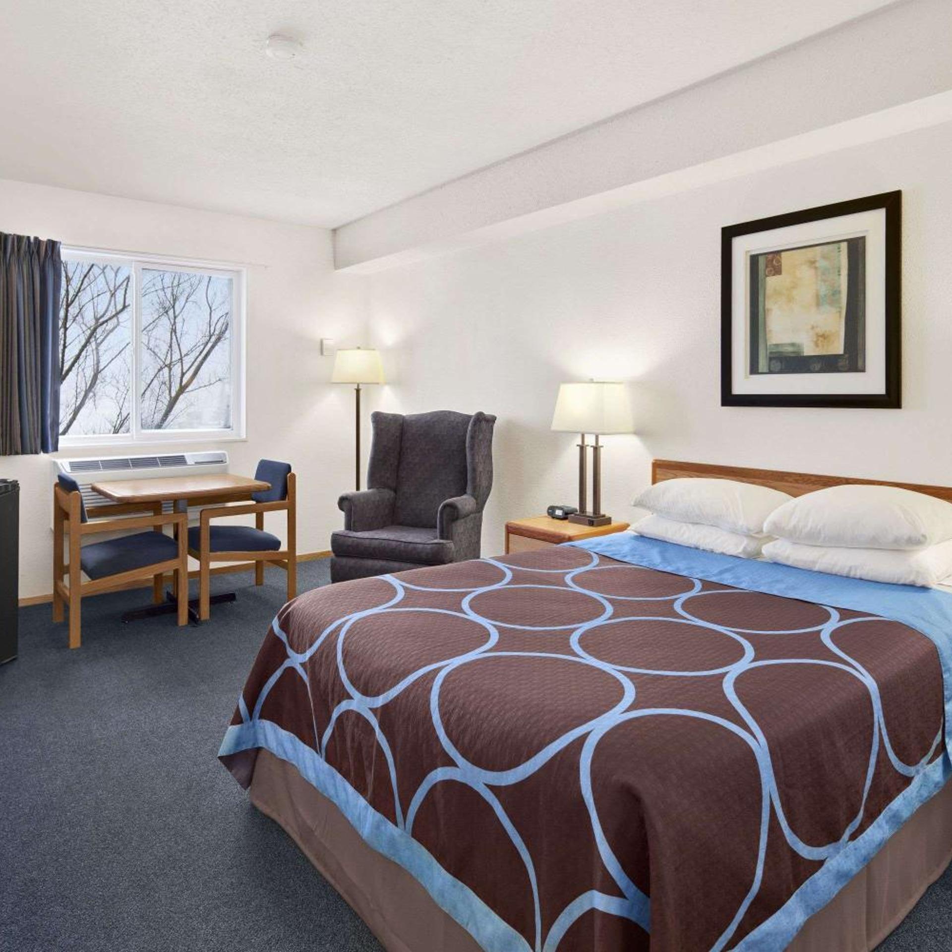 غرفة بسرير كينج وسرير كوين لذوي الإعاقة، Super 8 by Wyndham Swift Current 3/6
