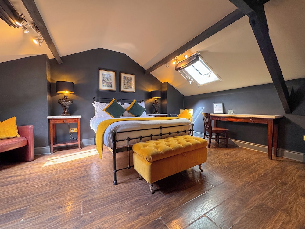 DELUXE, DOUBLE BED