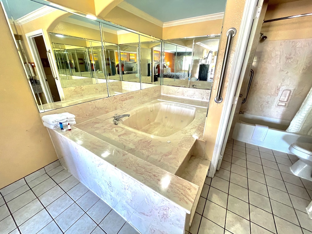 Luxury Inn & Suites Liberty 16/65