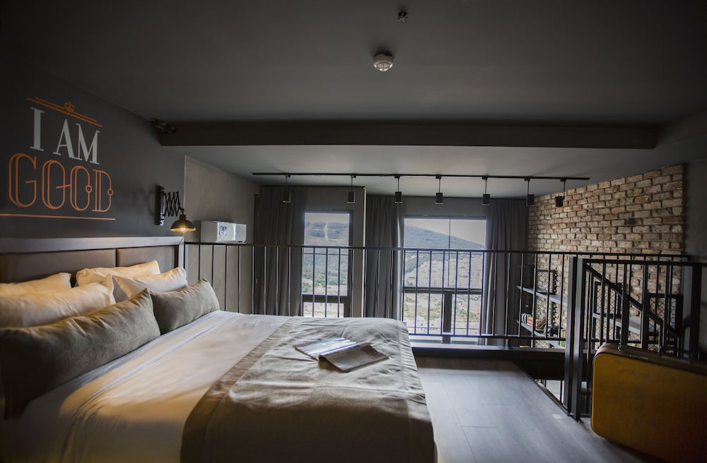 LOFT, SUITE, HOT TUB