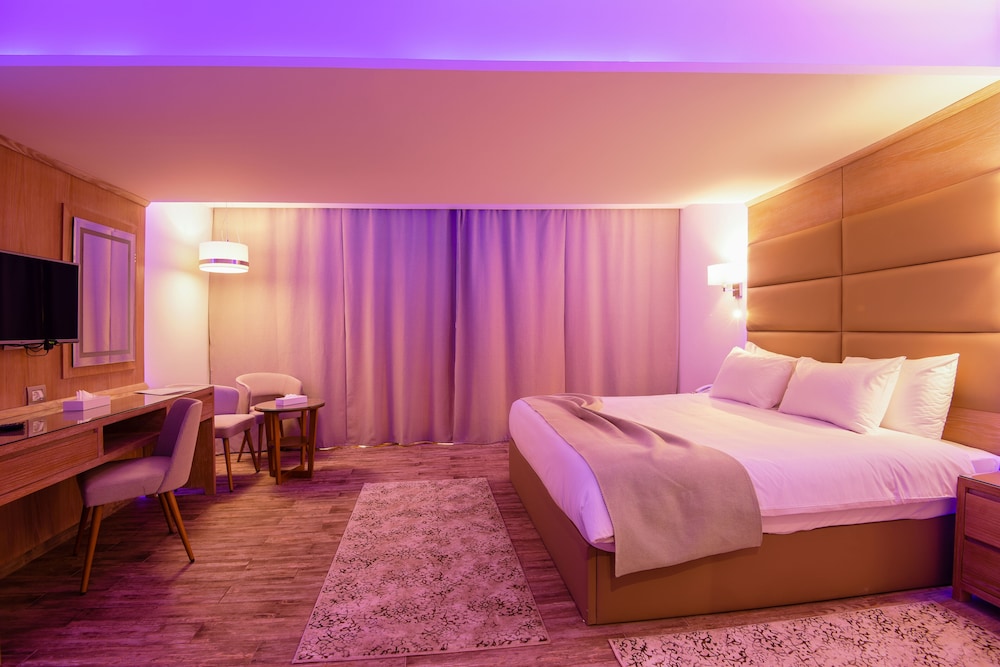 ROOM, DOUBLE BED