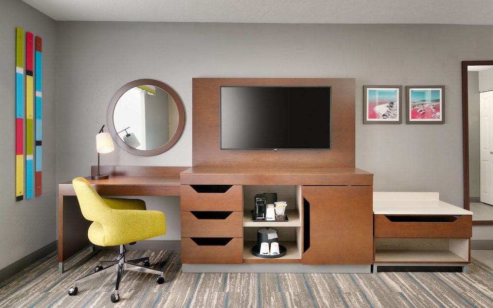 Hampton Inn Suites Salt Lake City Airport 65/82