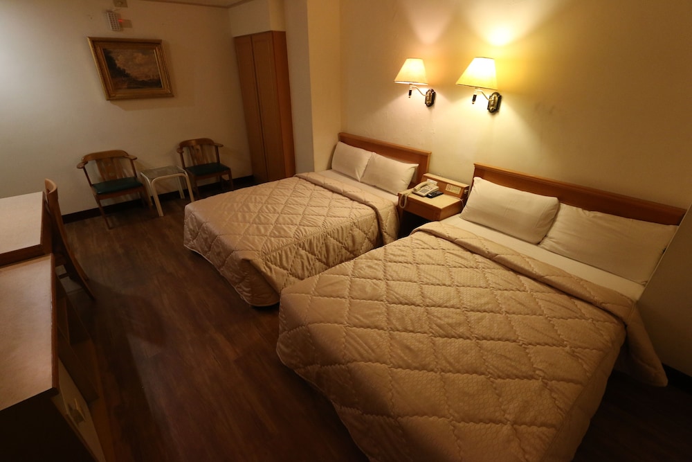 Riverside Hotel 8/50