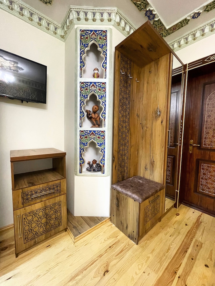 Bobosh Hotel 8/50